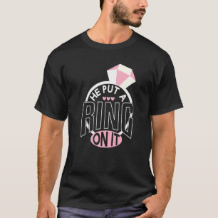 T-shirt Il a mis un anneau dessus Fiançailles de fiançaill