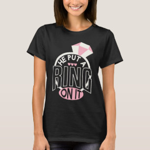 T-shirt Il A Mis Une Bague Sur Les Fiançailles Fiançailles