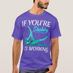 T-shirt Il travaille amusant Pilates Fitness Instructor Wo