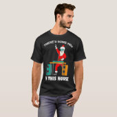 T-shirt IL Y A QUELQUES CHOSES DANS CETTE MAISON Père Noël (Devant entier)