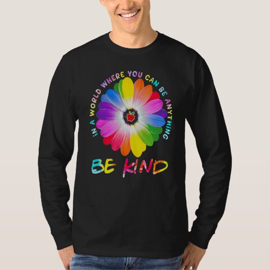 T-shirt In A World Where You Can Be Anything Be Kind Teach (Devant)