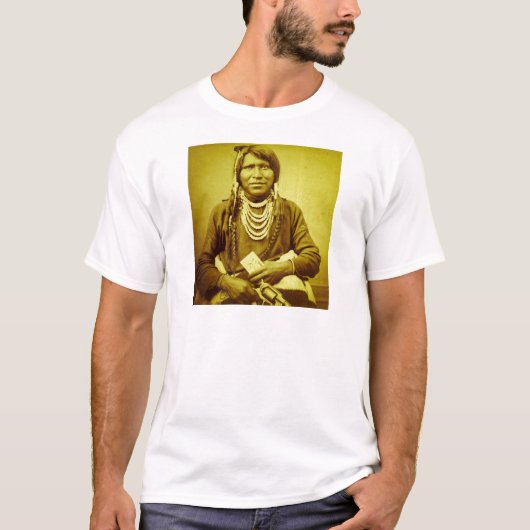 T-shirt Indien d'Ute avec le cru de pistolet (Devant)