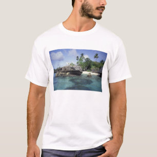 T-shirt Indonésie. Formation de rochers le long de la cô