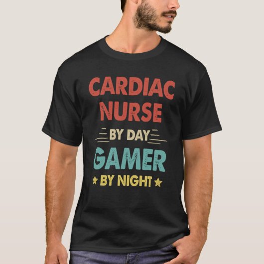 T-shirt Infirmière Cardiaque Rétro Par Jeu De Jour Par Nui (Devant)