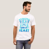 T-shirt Infirmière Est Un Travail D'Infirmière Coeur (Devant entier)