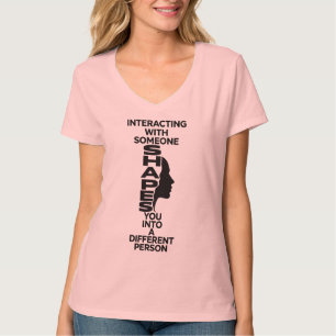 T-shirt Interagir avec quelqu'un vous façonne en noir Typo