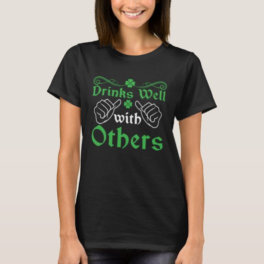 T-shirt Irish  C St Patrick's Day Drinks Well With Others (Devant)