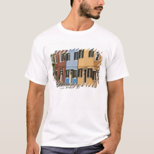 T-shirt Italie, Burano. Rangée colorée de maisons et vide