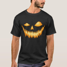 Jack-o'-lantern dans l'obscurité avec une grimace