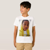T-shirt Jacob Latimore dans la pièce en t jaune (Devant entier)