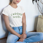 T-shirt J'adore Noel | Blanc vert minimaliste de Noël<br><div class="desc">Simple et élégant J'adore Noel" citation t-shirt femme d'art avec typographie moderne et minimaliste en vert de forêt dans un style festif branché. La citation se traduit par "J'aime Noël" en français. Le cadeau ou l'accessoire parfait pour la saison des Noël!</div>