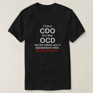 T-SHIRT J'AI DES CDO. C'EST COMME OCD. ORDRE ALPHABÉTIQUE