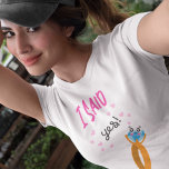 T-shirt J'Ai Dit Oui Épouse De Typographie Pour Être Caric<br><div class="desc">Une façon brillante de faire connaître à tout le monde vos nouvelles passionnantes,  ce design amusant a typographie J'ai dit oui avec un motif de dessin animé mignon.</div>
