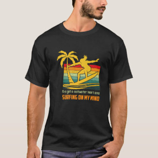 T-shirt J'ai un cœur d'eau salée et le surf à l'esprit