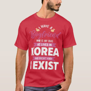 T-shirt J'Ai Un Petit Ami Qui Est Mon Préjugé, Il Vit À Ko