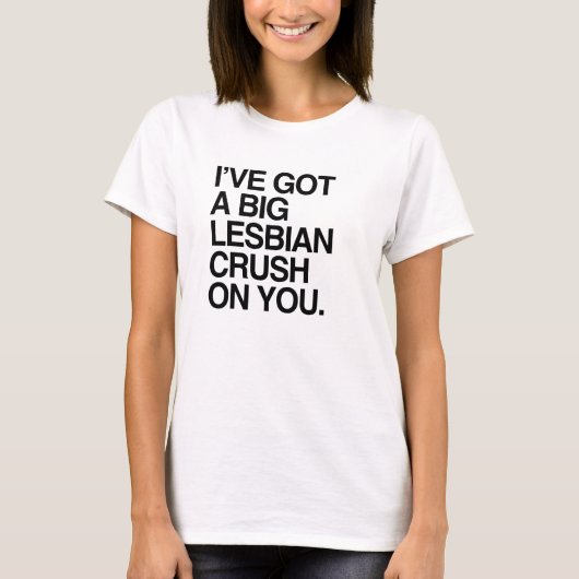 T-SHIRT J'AI UN PEU DE LESBIE À TE COUPER. (Devant)