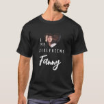 T-shirt J'aime ma petite amie | Nom et photo personnalisés<br><div class="desc">Elégant Noir et blanc minimaliste cool coeur noir J'aime ma petite amie Chemise photo avec des espaces grands et propres, police de machine à écrire en détresse, texte personnalisé avec les noms, célébrations de garde (mariage, fiançailles, noël, nouvel an ou tout événement spécial). Ces t-shirts peuvent être des cadeaux d'amour...</div>