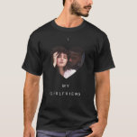 T-shirt J'aime ma petite amie Simple Cool Noir<br><div class="desc">Coeur minimaliste noir et blanc élégant J'aime ma petite amie Chemise photo avec des espaces blancs larges et propres, texte personnalisé avec des noms, célébrations de conservation (mariage, fiançailles, noël, nouvel an ou tout événement spécial). Ces chemises peuvent être des cadeaux d'amour simples et beaux pour petit ami, petite amie,...</div>