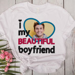 T-shirt J'aime mon beau petit ami photo personnalisée<br><div class="desc">Ce joli t-shirt est le cadeau idéal pour toute petite amie ou petit-ami amoureux lors d'occasions telles que la Saint-Valentin ou les anniversaires. La légende dit "J'aime (coeur) mon BEAU copain" en polices modernes noires et roses foncées. Facile à personnaliser en ajoutant une photo personnalisée dans un grand cadre bleu...</div>