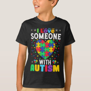 T-shirt J'aime quelqu'un avec une sensibilisation à l'auti