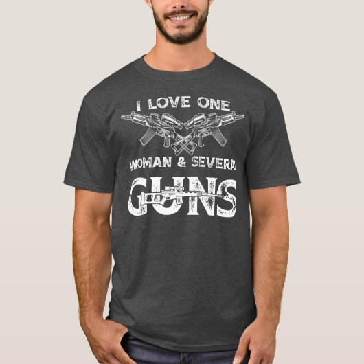 T-shirt J'Aime Une Femme Plusieurs Armes À Feu (Devant)