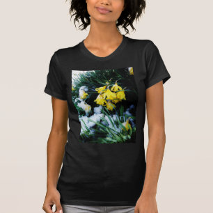 T-shirt Jaune Daffodils fleurs dans la neige