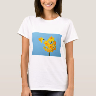 T-shirt Jaune et orange sur arrière - plan bleu