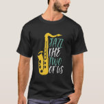 T-shirt Jazz Les Deux D'Entre Nous Puns De Musique Drôle<br><div class="desc">Jazz Le Joueur Saxophone Drôle De Nous Deux. Orchestre rétro vintage et ventilateur de musique jazz pour ceux qui jouent de l'instrument en laiton dans un groupe de musique ou symphonie. Amateur de musique jazz classique cool pour saxophoniste, musicien et artiste. Parfait pour les professeurs de saxophone, les fans d'orchestre...</div>