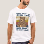 T-shirt Je bois du café je déteste les gens et je sais des<br><div class="desc">Je bois du café Je déteste les gens et je sais que les choses n'est pas seulement une chemise merveilleuse à porter lors de trajets, de camping, de randonnées ou d'autres activités, mais aussi un grand cadeau pour qui vous aimez en toute occasion. Porter cette chemise cool montrera votre passion...</div>