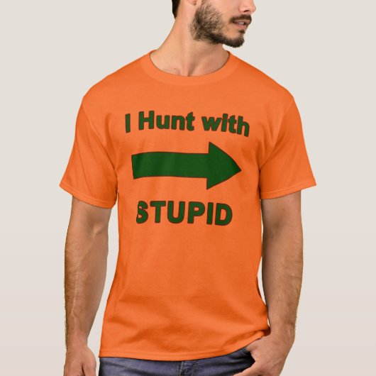 T-shirt Je chasse avec stupide - la chemise w/arrow des (Devant)