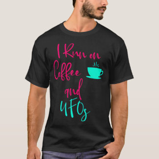 T-shirt Je Cours Sur Le Café Et Ufos Citation Alien Mignon