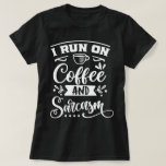 T-shirt Je cours un café l Funny sarcasme hilarant gag noi<br><div class="desc">Un drôle de sarcasme hilarant gag,  noir et blanc,  graphique cool.</div>