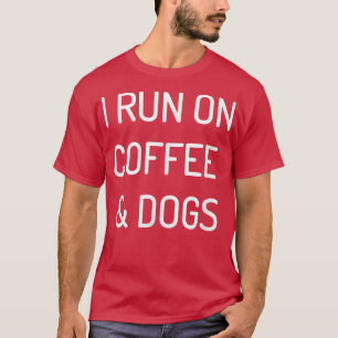 T-shirt Je fonctionne au café et aux chiens drôle java amo
