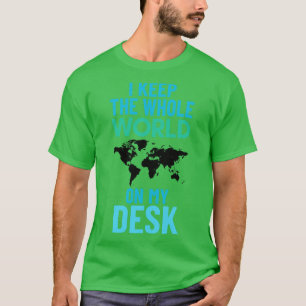 T-shirt Je garde le monde entier sur mon bureau drôle de g