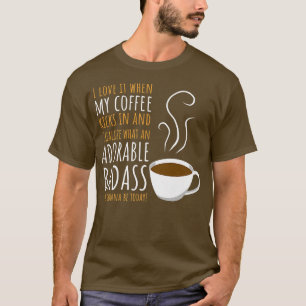 T-shirt Je L'Aime Quand Mon Café Tire Dans Un Badass Adora