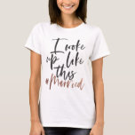 T-shirt Je me suis réveillé comme ça #marriée<br><div class="desc">Je me suis réveillé comme ce cadeau de mariage marié ou le design d'une lune de miel. Avec la calligraphie tendance et l'or rose / cuivre magnifique faux,  vous êtes sûr d'être la mariée et le marié le plus cool autour. Partie d'une collection.</div>