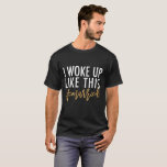 T-shirt Je me suis réveillé comme ceci #married !<br><div class="desc">Je me suis réveillé comme ceci #married ! Un amusement,  conception graphique moderne de typographie. Avec le texte de manuscrit d'effet d'or et un moderne # hashtag d'insta d'instagram vous utiliserez ce T-shirt longtemps après la lune de miel. Une partie d'une collection.</div>