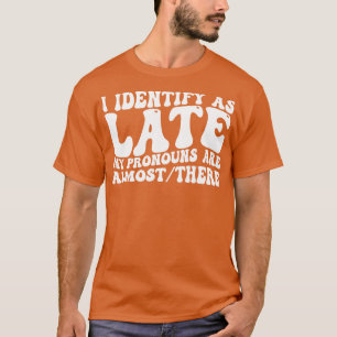 T-shirt je m'identifie comme étant en retard mes pronouns 