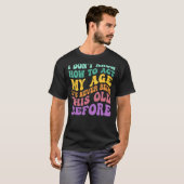 T-shirt Je ne sais pas comment agir mon âge Personnes âgée (Devant entier)