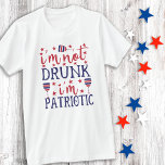 T-shirt Je ne suis pas ivre Je suis Patriotique Rouge Bleu<br><div class="desc">Je ne suis pas ivre Je suis patriotique ! 🍺 En coque, quelqu'un demande, pas seulement leur montrer votre chemise! 😂 Ces drôles de chemises patriotiques sont parfaites pour votre réunion de famille militaire ou célébration 4 juillet. 🇺 🇸 Voir notre collection pour jumeler la réunion de famille militaire, les...</div>