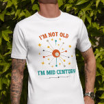 T-shirt Je ne suis pas vieux Je suis au milieu du siècle J<br><div class="desc">L'esthétique moderne du milieu du siècle est intemporelle,  et vous aussi. Profitez de votre anniversaire avec cette chemise funky "I’m not old I’m mid-Century".</div>