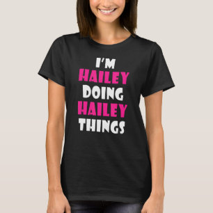 T-shirt Je suis Hailey en train de faire des choses amusan
