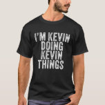T-shirt Je suis Kevin Je fais des choses amusantes Kevin A<br><div class="desc">Je suis Kevin Doing Kevin Things Amusant Kevin Birthday Vintage Personnalisé Nom pour Filles, Femmes, Hommes, fille, soeur, épouse, papa, mari, petite-fille, ami, maman, grand-mère, tante, grand-mère, grand-père, meilleure mère jamais, petite amie à la fête d'anniversaire, Noël. Un vêtement parfait pour tous - Une partie parfaite des accessoires pour compléter...</div>