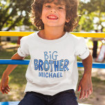T-shirt Je suis le Big Brother Cute Whimsical Modern<br><div class="desc">Je suis le grand frère garçon personnalisé t-shirt bébé en bleu. Personnalisé mignon personnalisé avec nom. Ce design présente un frère garçon bleu, un texte de citation d'humour amusant, des t-shirts assortis, des graphismes fantaisistes, un design de polices de typographie moderne tendance avec un style de t-shirts de bébé mignon...</div>
