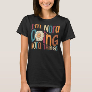 T-shirt Je suis Nora faisant des choses de Nora Groovy Ré