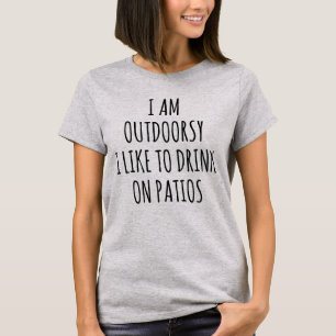 T-SHIRT JE SUIS OUTDOORSY J'AIME BOIRE SUR DES PATIOS