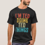 T-shirt Je suis Ted Doing Ted Things Funny Ted Birthday Vi<br><div class="desc">Je suis Ted Doing Ted Things Funny Ted Birthday Vintage Personnalisé Nom pour Filles, Femmes, Hommes, fille, soeur, épouse, papa, mari, petite-fille, ami, maman, grand-mère, tante, grand-mère, grand-père, meilleure mère jamais, petite amie à la fête d'anniversaire, Noël. Un vêtement parfait pour tous - Une partie parfaite des accessoires pour compléter...</div>