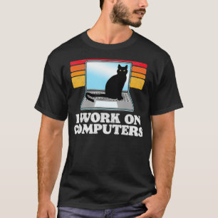 T-shirt Je travaille sur les ordinateurs distraire le chat