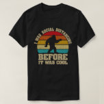 T-shirt J'étais Distante Sociale Avant D'Être Cool Bigfoot<br><div class="desc">Un costume de distanciation sociale amusant pour les timides et introvertis qui aiment le camping ou la randonnée et Lavez-y Mains et cadeau parfait pour les médecins,  les infirmières,  les professionnels de la santé,  germophobes,  les solitaires,  les amis et la famille comme cadeau d'anniversaire ou de Noël.</div>