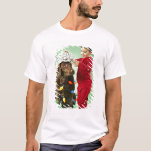 T-shirt Jeune garçon enroulant des lumières de Noël aut